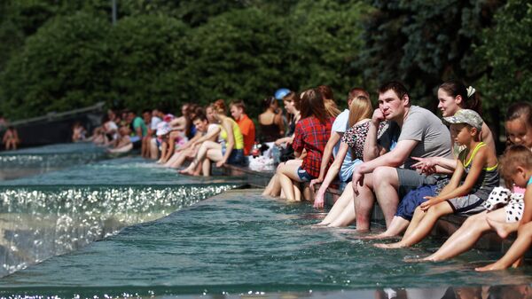 Горожане отдыхают возле фонтанного комплекса на Московской площади в Санкт-Петербурге