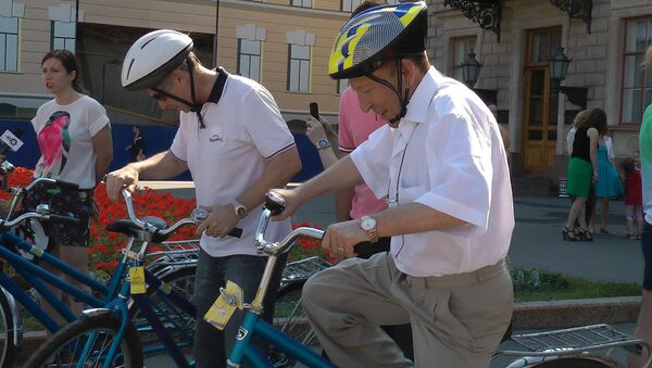 Депутаты парламента Санкт-Петербурга проехали по городу на велосипедах
