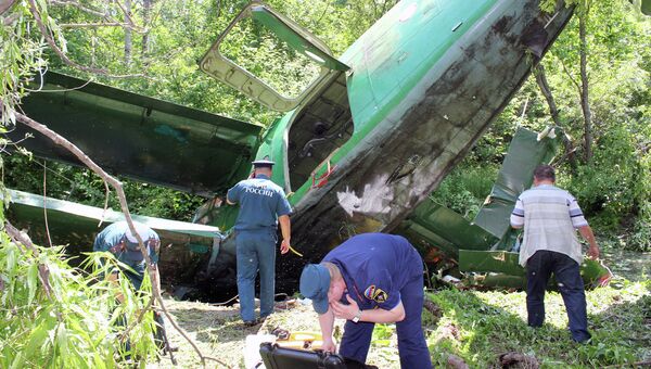 Сотрудники МЧС работают на месте вынужденной посадки самолета Ан-2 в Хабаровском крае