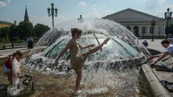 Горожане купаются в фонтане на Манежной площади в Москве