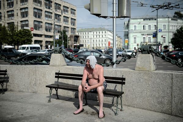 Мужчина отдыхает на площади Никитские ворота в Москве