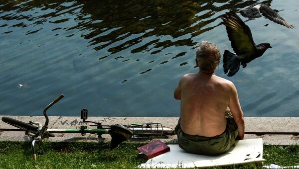Мужчина отдыхает на Патриарших прудах в Москве
