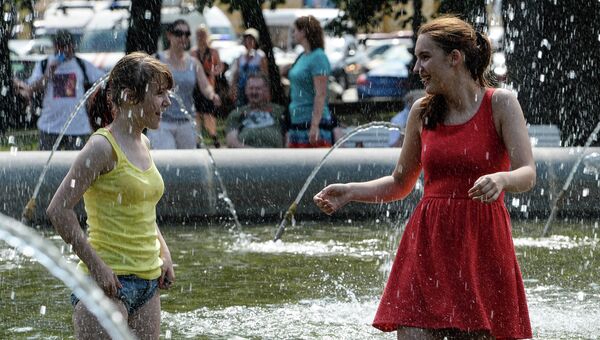 Девушки купаются в фонтане Александровского садика в Санкт-Петербурге