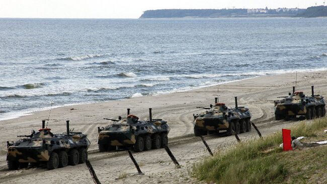 Бронетранспортеры на берегу Балтийского моря. Архивное фото