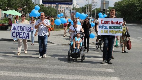 Участники шествия маломобильных граждан в Екатеринбурге