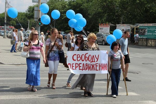 Участники шествия маломобильных граждан в Екатеринбурге Участники шествия маломобильных граждан в Екатеринбурге