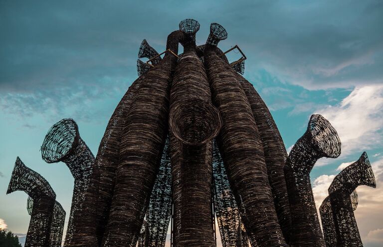 Проект художника Николая Полисского — масштабная инсталляция Бобур и скай-арт-перформанс французского художника Ксавье Жуйо Проект художника Николая Полисского — масштабная инсталляция Бобур и скай-арт-перформанс французского художника Ксавье Жуйо