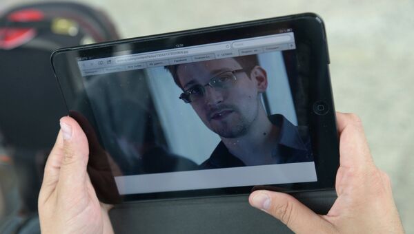 Журналист изучает фото бывшего сотрудника ЦРУ Эдварда Сноудена в аэропорту Шереметьево