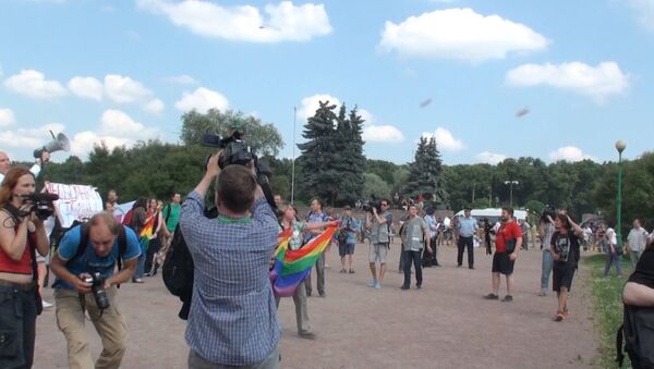 Гей-активистов закидали камнями и яйцами на митинге в Петербурге