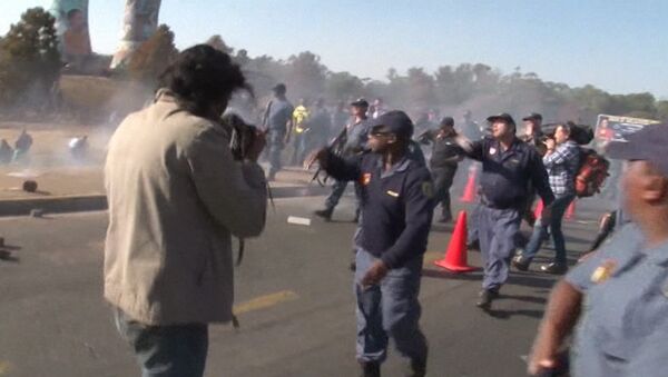 Полиция ЮАР светошумовыми гранатами разогнала противников приезда Обамы