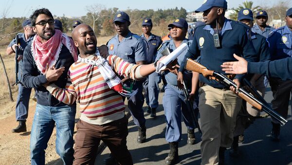 Столкновения полиции с демонстрантами, выступающими против приезда президента США Барака Обамы в ЮАР