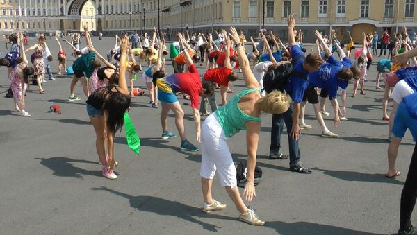 Петербуржцы всех возрастов приняли участие в массовой зарядке на Дворцовой