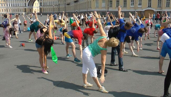 Петербуржцы всех возрастов приняли участие в массовой зарядке на Дворцовой