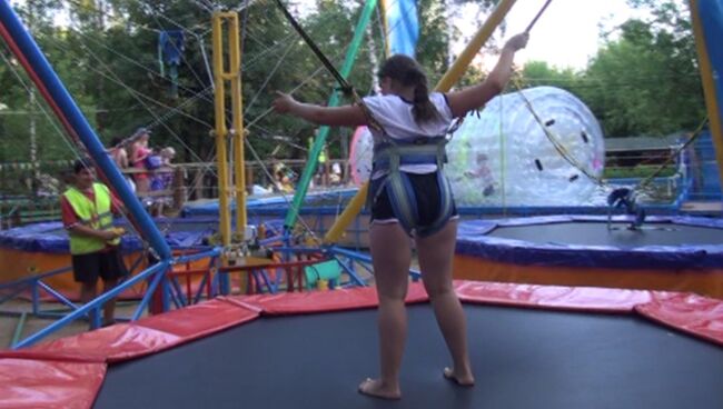 Ребенок на аттракционе Кенгуру