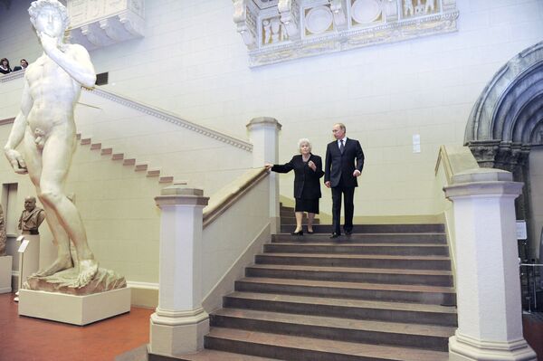 Председатель правительства России Владимир Путин и директор Пушкинского музея Ирина Антонова