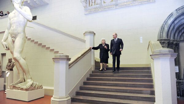 Председатель правительства России Владимир Путин и директор Пушкинского музея Ирина Антонова