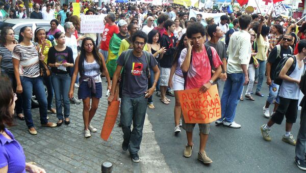 Акция протеста у стадиона Маракана в Бразилии. Архив