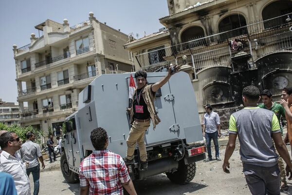 Протестующие разгромили офис Братьев-мусульман в Каире