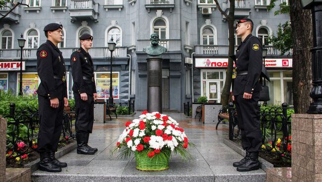 Возложение цветов к бюсту первому гражданскому старосте Якову Семёнову во Владивостоке