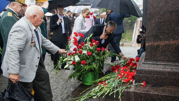 Возложение цветов к стеле Владивосток - город воинской славы