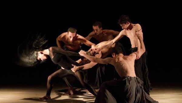 Сцена из спектакля израильского театра танца Киббуц