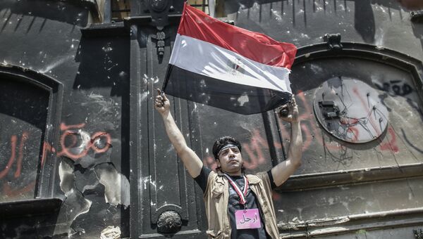 Протестующие у разгромленного здания штаб-квартиры политического движения Братья-мусульмане в Каире
