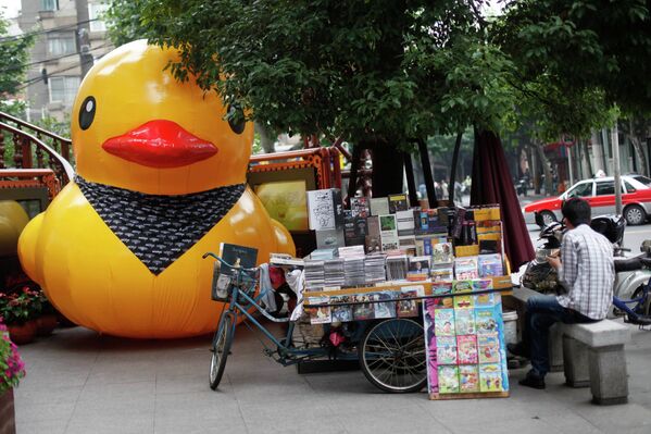 Копия гигантской желтой резиновой утки на улице Шанхая