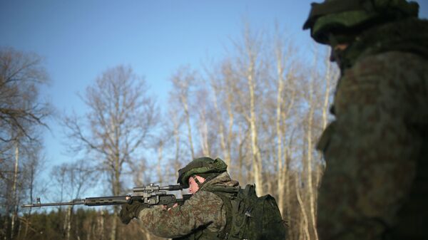 Военнослужащий демонстрирует боевой комплект Ратник во время проведения занятий по боевой подготовке в Климовске