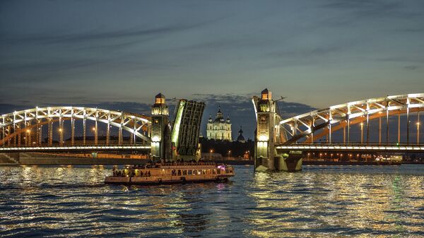 Разводка моста Петра Великого в Санкт-Петербурге
