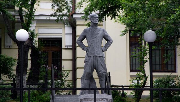 Памятник актеру Юлу Бриннеру во Владивостоке