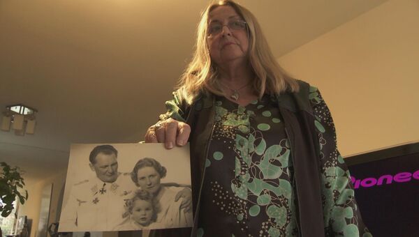 Кадр из фильма Дети Третьего рейха. Элизабет Геринг показывает семейное фото дядя Геринг, его жена и дочь.