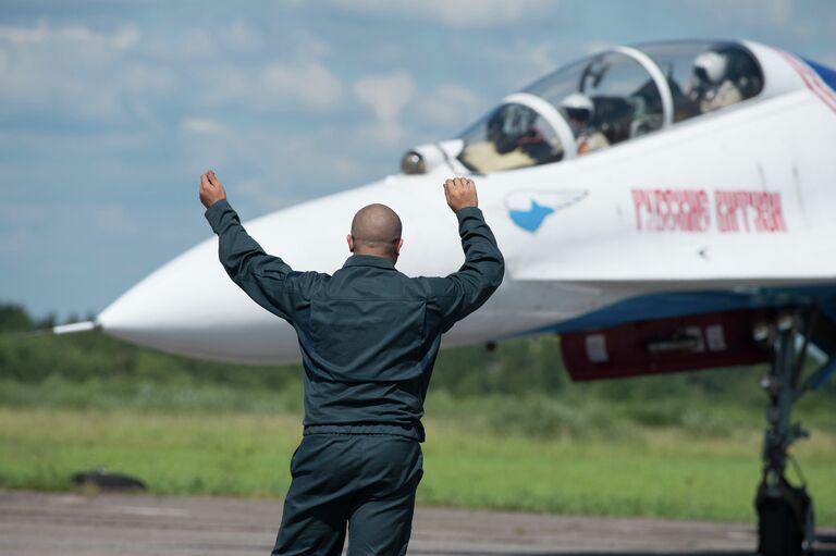 Руление Су-27 (Су-27УБ) АГВП Русские Витязи на стоянку на аэродроме временного базирования в г.Пушкин