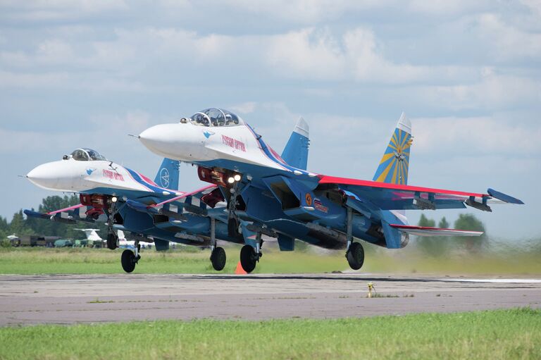 Взлет парой Су-27 АГВП Русские Витязи для отработки тренировочных полетов с аэродрома временного базирования в г.Пушкин