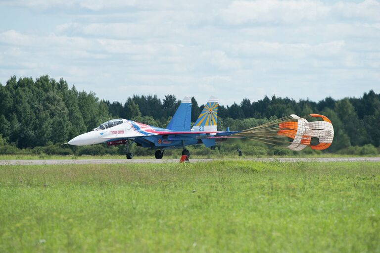 Посадка Су-27 (Су-27УБ) АГВП Русские Витязи на аэродроме временного базирования в г.Пушкин