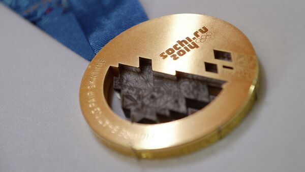 Готовая золотая медаль сочинских XXII Олимпийских зимних игр 2014 года, архивное фото