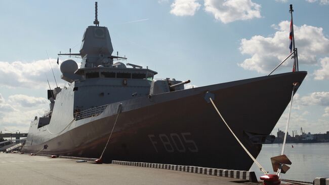 Нидерландский фрегат Эвертсен на международном военно-морском салоне в Санкт-Петербурге