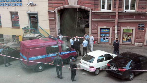 Сотрудники полиции на месте взрыва на Стремянной улице в Санкт-Петербурге