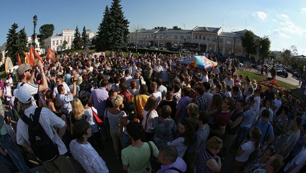 Участники народного митинга у здания мэрии в поддержку задержанного мэра Евгения Урлашова в Ярославле