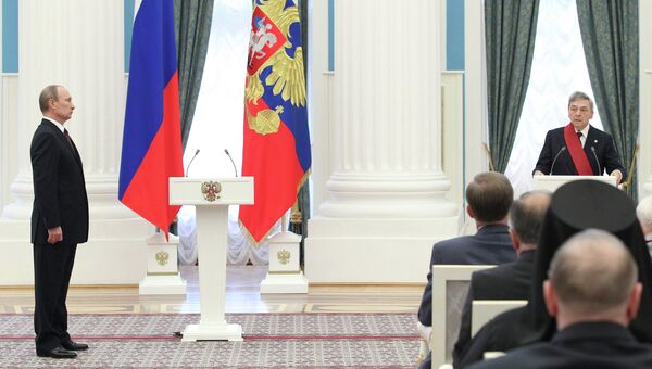Президент России Владимир Путин (слева) и президент Российской академии медицинских наук РФ Иван Дедов