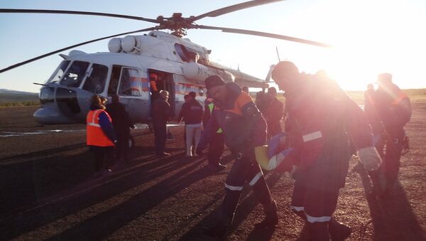 Транспортировка пострадавшего при крушении Ми-8 в Якутии