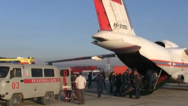 Транспортировка в Якутск выживших при крушении Ми-8. Съемка МЧС