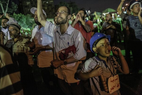 Участники митинга в поддержку президента Моххамеда Мурси в палаточном лагере возле мечети Рабия Адавия