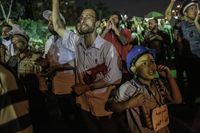 Участники митинга в поддержку президента Моххамеда Мурси в палаточном лагере возле мечети Рабия Адавия Участники митинга в поддержку президента Моххамеда Мурси в палаточном лагере возле мечети Рабия Адавия