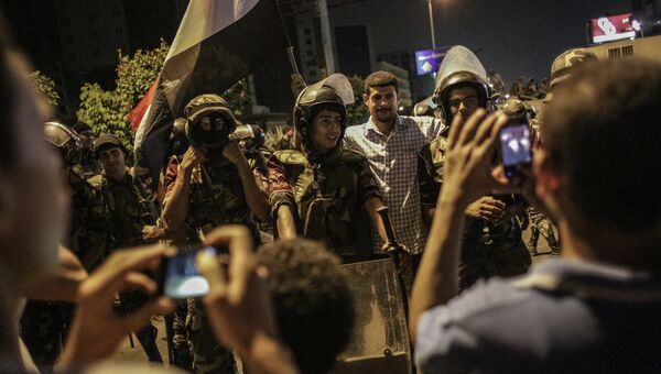 Солдаты в оцеплении вокруг палаточного лагеря сторонников Мурси в Каире