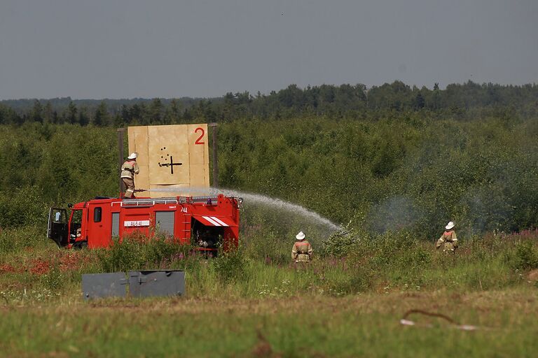 Пожарные на полигоне во время показательных стрельб