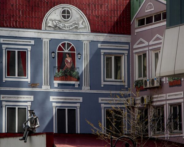 Уличные скульптуры и необычная роспись фасадов зданий во Владивостоке