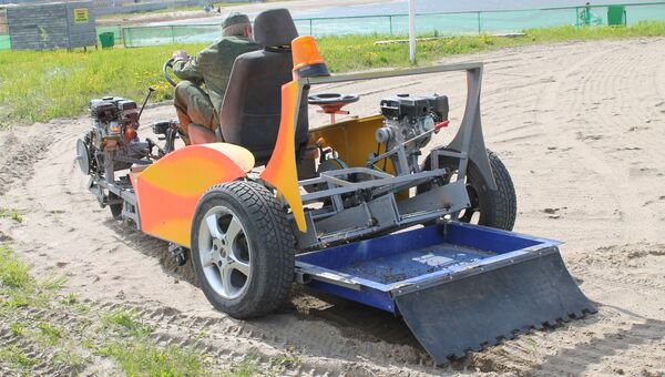 Новосибирец сконструировал машину для очистки пляжей от мусора