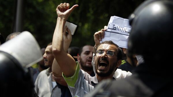 Члены Братьев-мусульман и сторонники Мохамеда Мурси возле Конституционного суда Египта
