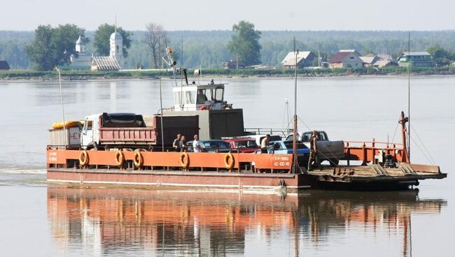 Работа речного парома: доставка скорой, почты и туристов