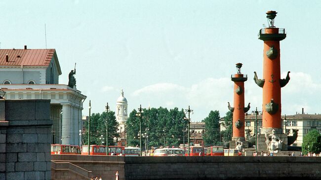 На стрелке Васильевского острова в Санкт-Петербурге. Архивное фото